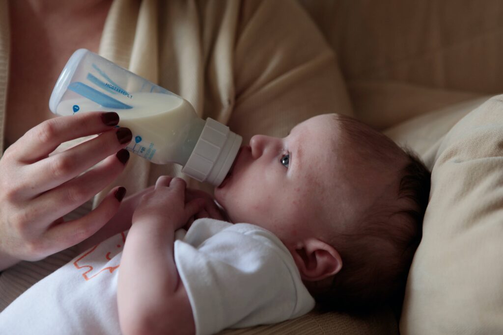 bébé avec biberon 